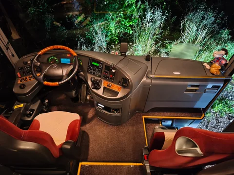 Steering wheel, dashboard and front entrance of the coach