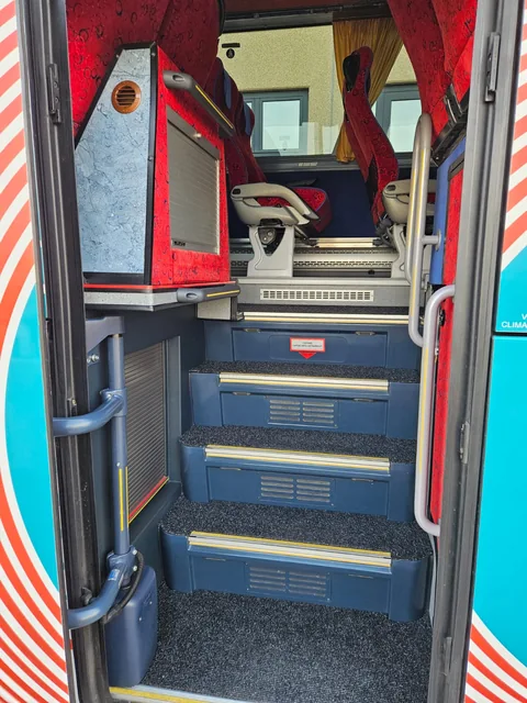 Coach entrance steps and handrails